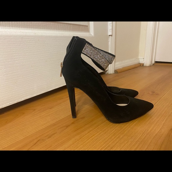 Black heels - Picture 2 of 2